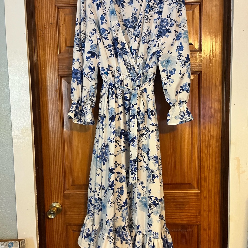 SHEIN Blue and White Floral Long Sleeve Dress